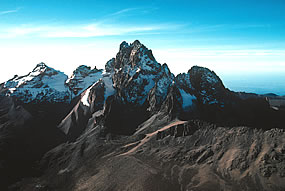 Der zackige Gipfel des Mount Kenia